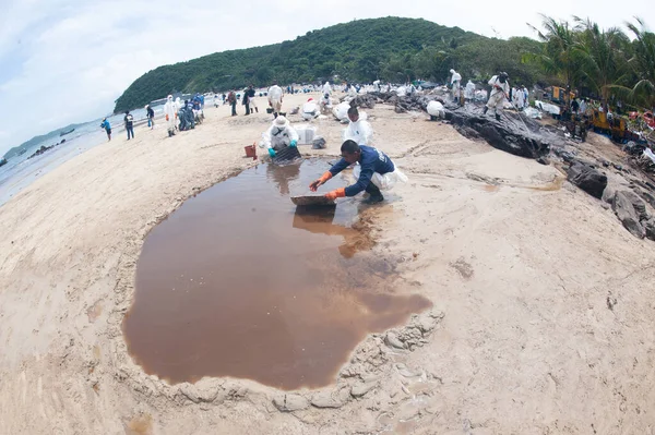 Rayong Thailand February 2013 Unidentified Workers Volunteers Remove Clean Crude — Stock Photo, Image