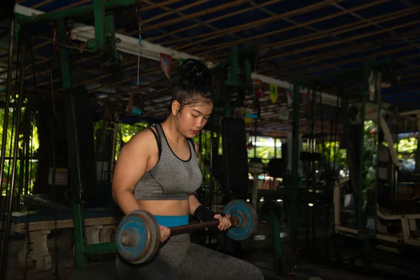 Aziatische Jonge Fitnessvrouw Tilt Een Gewicht Sportschool Fitness Vrouw Deadlift — Stockfoto