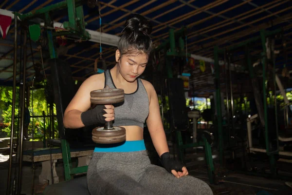 Aziatische Vrouw Uit Werken Met Halter Gewichten Gym Fitness Vrouwen — Stockfoto