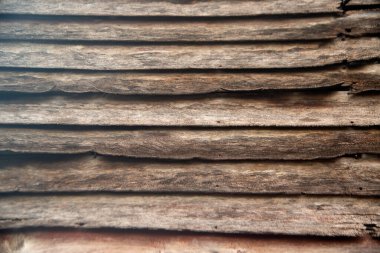 Eski ahşap bir duvarın çatlak yüzeyi doku ya da arka plan.