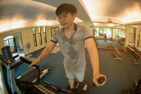 Jonge Aziatische Man Trainingskleding Door Rennen Loopband Gym Sport Gezonde — Stockfoto
