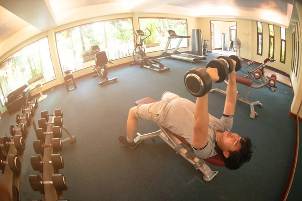Sport Gezonde Levensstijl Concept Mannelijke Oefening Door Halter Gewichten Sportschool — Stockfoto