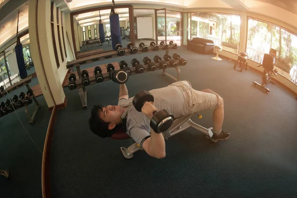 Sport Gezonde Levensstijl Concept Mannelijke Oefening Door Halter Gewichten Sportschool — Stockfoto