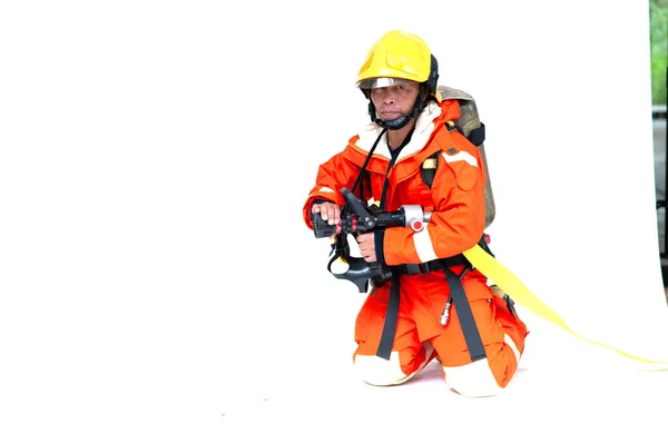 Портрет Азіатського Пожежника Червоній Захисній Формі Маска Шолом Вогнегасником Сидячи — стокове фото