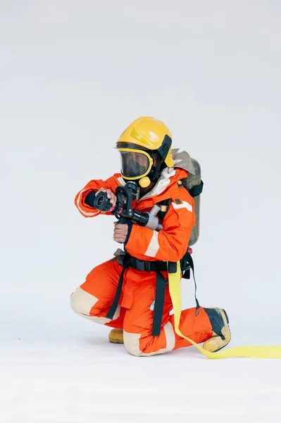 Retrato Bombeiro Asiático Uniforme Proteção Vermelho Máscara Capacete Com Extintor — Fotografia de Stock