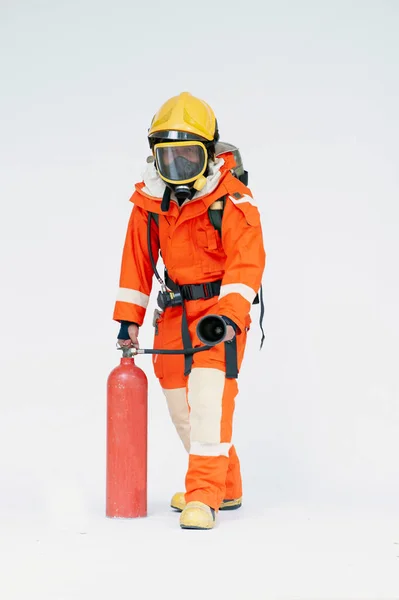 Портрет Азіатського Пожежника Червоній Захисній Формі Масці Шоломі Вогнегасником Стоїть — стокове фото