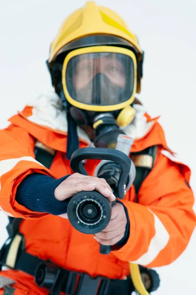 Ett Porträtt Asiatisk Manlig Brandman Röd Skyddsuniform Mask Och Hjälm — Stockfoto