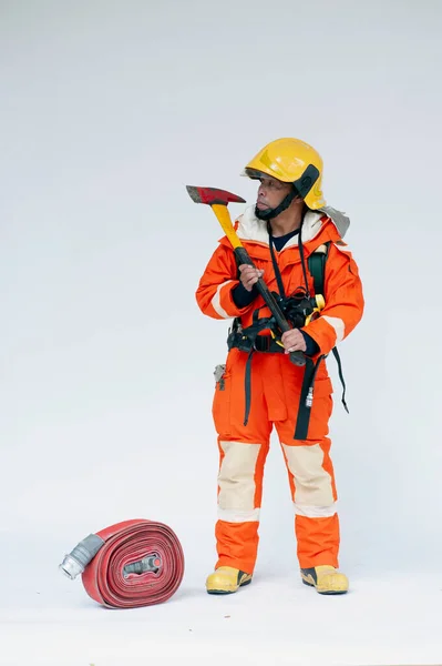 Ett Porträtt Asiatiska Manliga Brandman Röda Skyddskläder Mask Och Hjälm — Stockfoto