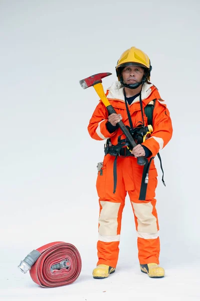 Retrato Bombero Asiático Con Ropa Roja Protectora Máscara Casco Con —  Fotos de Stock