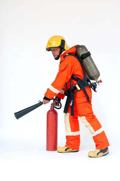 Портрет Азиатского Пожарного Красной Защитной Форме Маске Шлеме Огнетушителем Белом — стоковое фото
