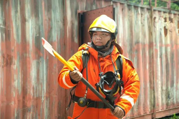 Ritratto Pompiere Maschio Asiatico Indumenti Protettivi Arancioni Maschera Casco Con — Foto Stock
