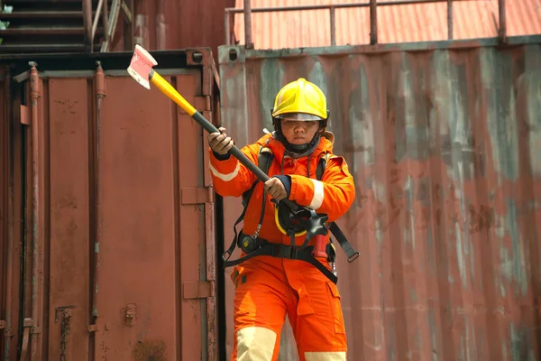 Портрет Азіатського Пожежника Оранжевому Захисному Одязі Масці Шоломі Сокирою Стоїть — стокове фото