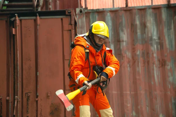 Een Portret Van Aziatische Mannelijke Brandweerman Oranje Beschermende Kleding Masker — Stockfoto