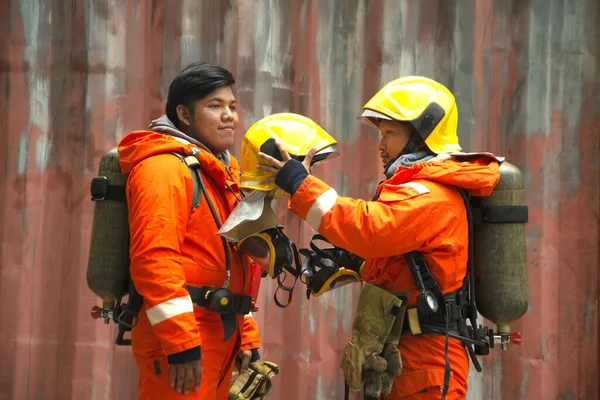 Das Porträt Zweier Asiatischer Feuerwehrleute Mit Orangefarbener Brandschutzuniform Und Helm — Stockfoto