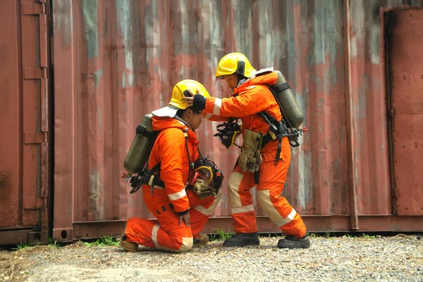 Porträttet Två Asiatiska Brandmän Bär Orange Brandskydd Uniform Mask Och — Stockfoto