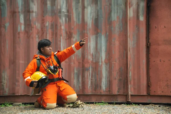 Портрет Молодих Азіатських Пожежників Носить Помаранчеву Протипожежну Маску Поза Шолома — стокове фото