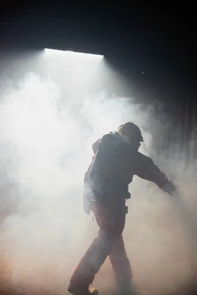 Пожежники Допомагають Людям Палаючій Димчастій Будівлі — стокове фото