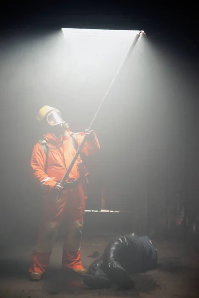 Bombeiros Estão Ajudando Pessoas Prédio Queimado Fumegante — Fotografia de Stock