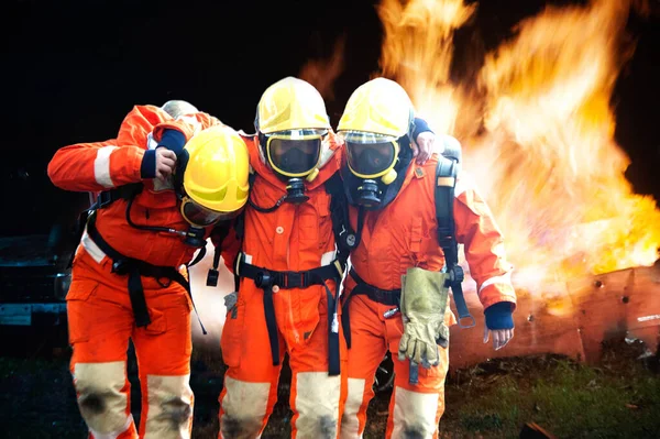 소방관들이 불타는 건물에서 인부들을 구조하고 있습니다 — 스톡 사진