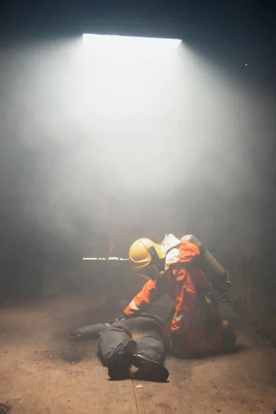 Brandmän Hjälper Människor Brinnande Och Rökig Byggnad — Stockfoto