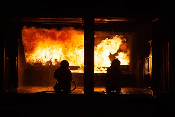 Pompiers Pulvériser Eau Pour Éteindre Incendie Brutal Intérieur Bâtiment — Photo