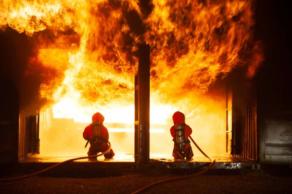 Πυροσβέστες Ψεκάζουν Νερό Για Σβήσουν Μια Βίαιη Φωτιά Μέσα Στο — Φωτογραφία Αρχείου