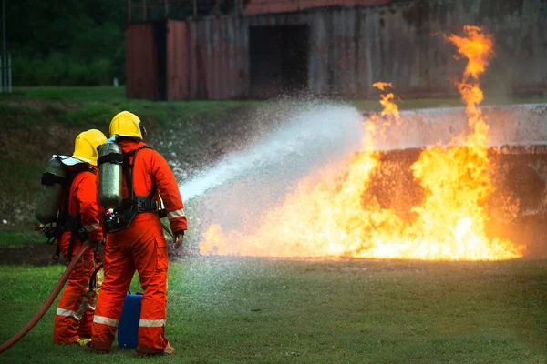 Vigili Del Fuoco Spruzzare Acqua Spegnere Incendio Brutale Sul Camion — Foto Stock