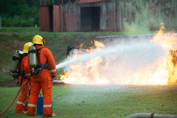 Bomberos Rociando Agua Para Apagar Fuego Brutal Camión —  Fotos de Stock