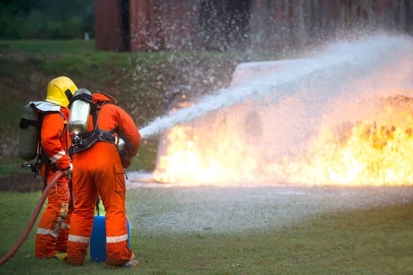 Πυροσβέστες Ψεκάζουν Νερό Για Σβήσουν Μια Βίαιη Φωτιά Στο Φορτηγό — Φωτογραφία Αρχείου