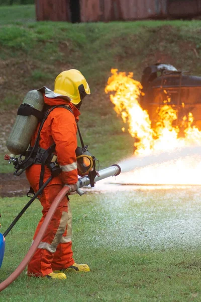 Bomberos Rociando Agua Para Apagar Fuego Brutal Camión —  Fotos de Stock