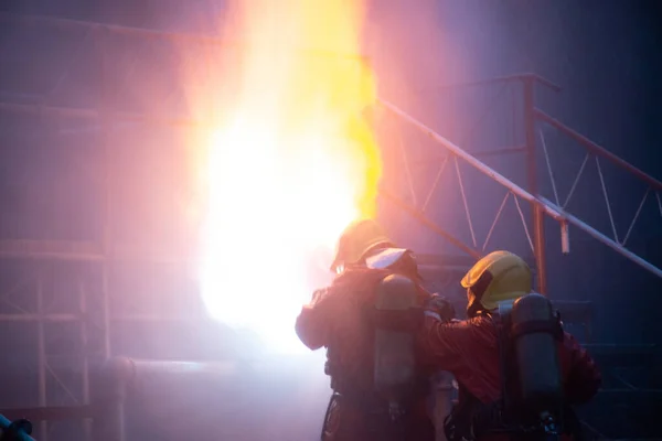 Пожежники Розбризкують Воду Щоб Підпалити Підлогу — стокове фото