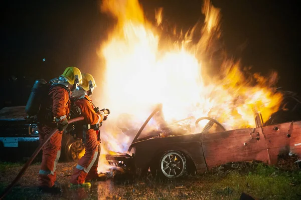 Brandmän Sprutar Vatten För Att Släcka Brutal Brand Bilen — Stockfoto