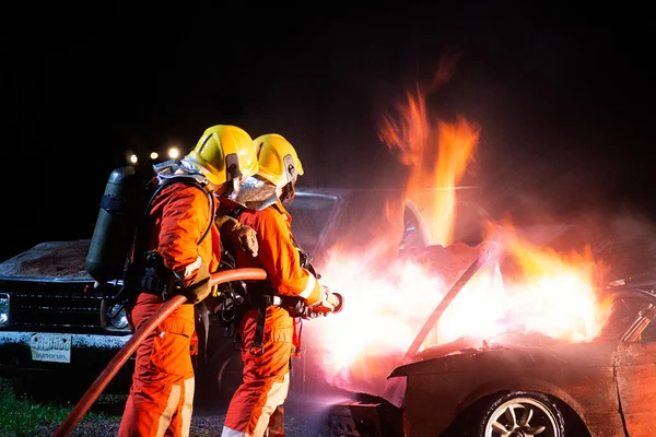 Пожежники Розбризкують Воду Щоб Підпалити Машину — стокове фото