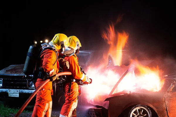 Bombeiros Pulverizando Água Para Apagar Incêndio Brutal Carro — Fotografia de Stock