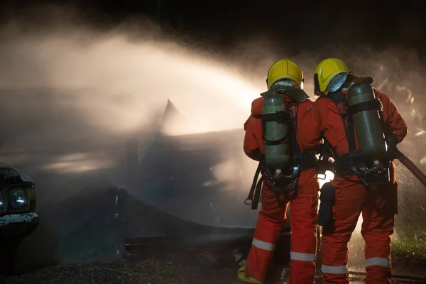 Bomberos Rociando Agua Para Apagar Fuego Brutal Coche —  Fotos de Stock