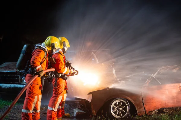 Brandmän Sprutar Vatten För Att Släcka Brutal Brand Bilen — Stockfoto