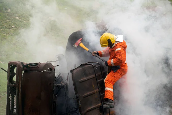 Firefighters Using Destroy Obstacles Burning Smoky Truck — Stock Photo, Image