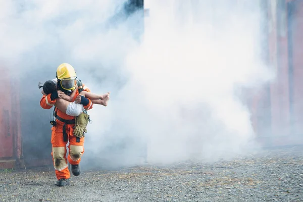 Bombero Estaba Ayudando Chica Deja Edificio Ardiente Ahumado —  Fotos de Stock