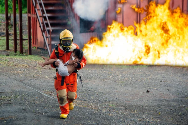 Pompiere Stava Aiutando Ragazza Lasciare Edificio Fiamme Fumoso — Foto Stock