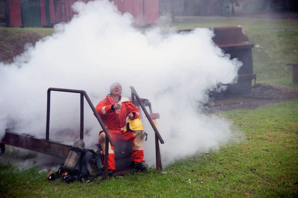 Les Pompiers Boivent Eau Tout Reposant Après Incendie Qui Brûlé — Photo