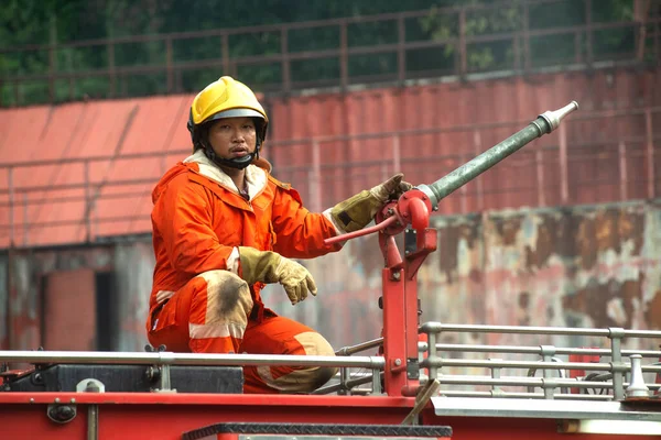 Fireman Preparing Put Out Fire Fire Engine Because Fire Burning — Stock Photo, Image