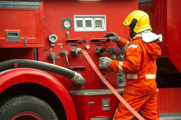 Bombero Está Preparando Para Apagar Fuego Camión Bomberos Porque Fuego —  Fotos de Stock