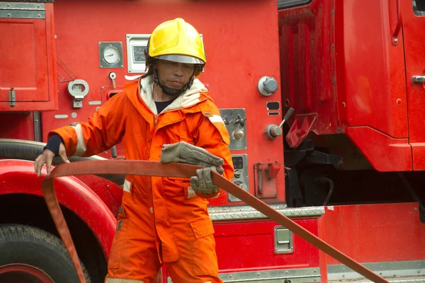 Pemadam Kebakaran Sedang Mempersiapkan Untuk Memadamkan Api Mesin Pemadam Kebakaran — Stok Foto
