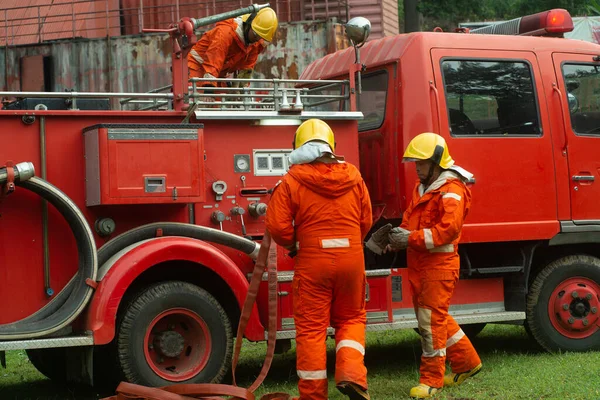Brandmannen Ska Släcka Branden Vid Brandbilen För Branden Brann Byggnaden — Stockfoto