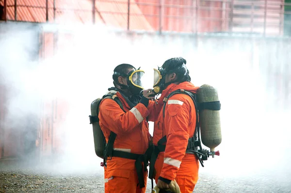 Двоє Пожежників Одягнені Одне Одного Палаюча Димча Будівля — стокове фото