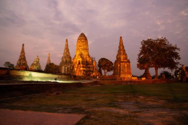 Wat Chaiwatthanaram 'ın eski kalıntıları Phra Nakhon Si Ayutthaya eyaleti, Tayland ve uzun bir geçmişi olan ünlü bir turizm merkezidir..