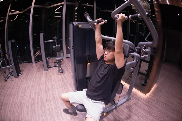 Aziatische Man Doet Oefening Voor Borstspieren Pec Deck Machine Tijdens — Stockfoto