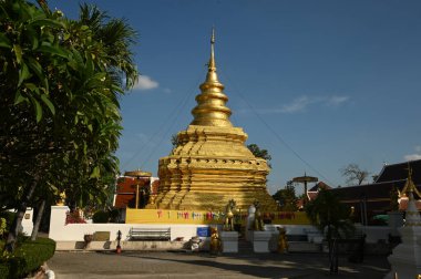 Si Chom Tangası büyük altın pagoda Wat Phra 'da Shi Chom Tanga Worawihan' da bulunuyor. Burası şehrin önemli bir tapınağıdır ve Taylandlı Budistler tarafından saygı görür. Tayland 'ın Chiang Mai eyaletinde yer almaktadır..
