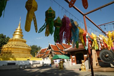 Si Chom Tangası büyük altın pagoda Wat Phra 'da Shi Chom Tanga Worawihan' da bulunuyor. Burası şehrin önemli bir tapınağıdır ve Taylandlı Budistler tarafından saygı görür. Tayland 'ın Chiang Mai eyaletinde yer almaktadır..