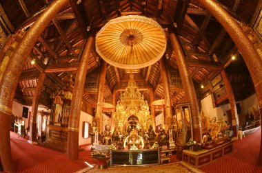 Luang Phor Phet, Wat Phra That Chom Thong Worawihan 'daki kilisenin içinde yüzlerce yıllık güzel Buda heykelleri. Tayland 'ın Chiang Mai eyaletinde yer almaktadır..